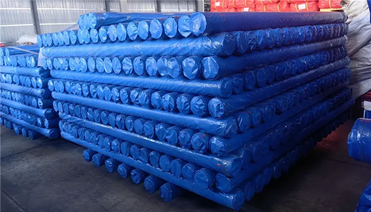 Gulungan Tarpaulin PE biru adalah untuk perlindungan yang tahan lama.