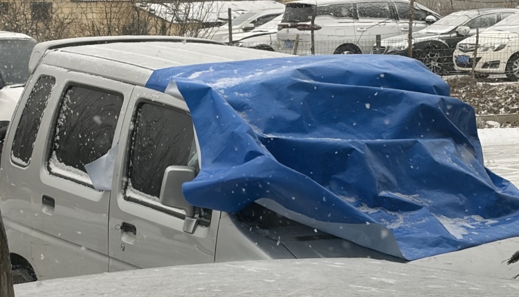 Penerapan Terpal PE untuk Penutup Kendaraan pada Cuaca Bersalju